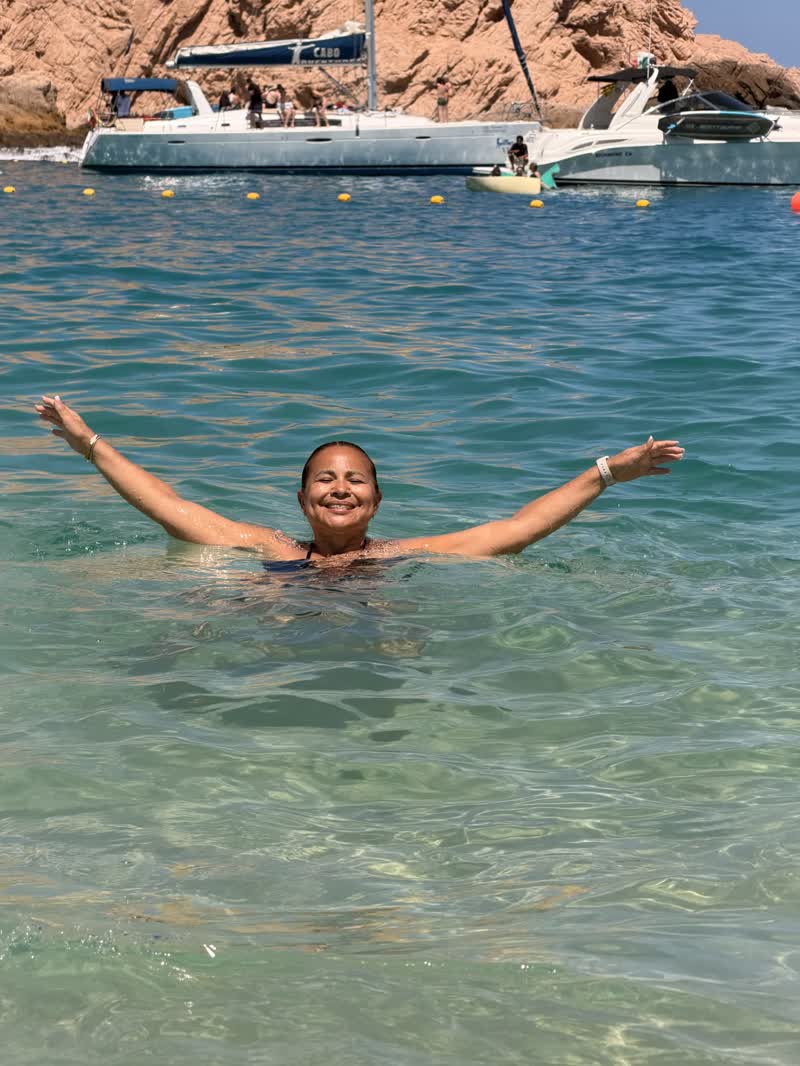 Disfrutando un día alegre junto al mar
