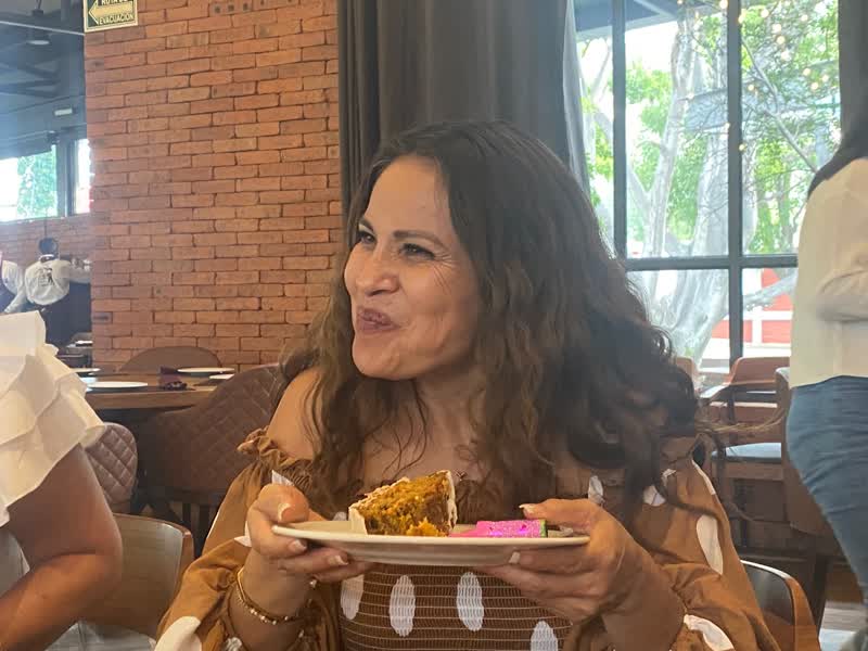 Compartiendo pastel y una gran sonrisa