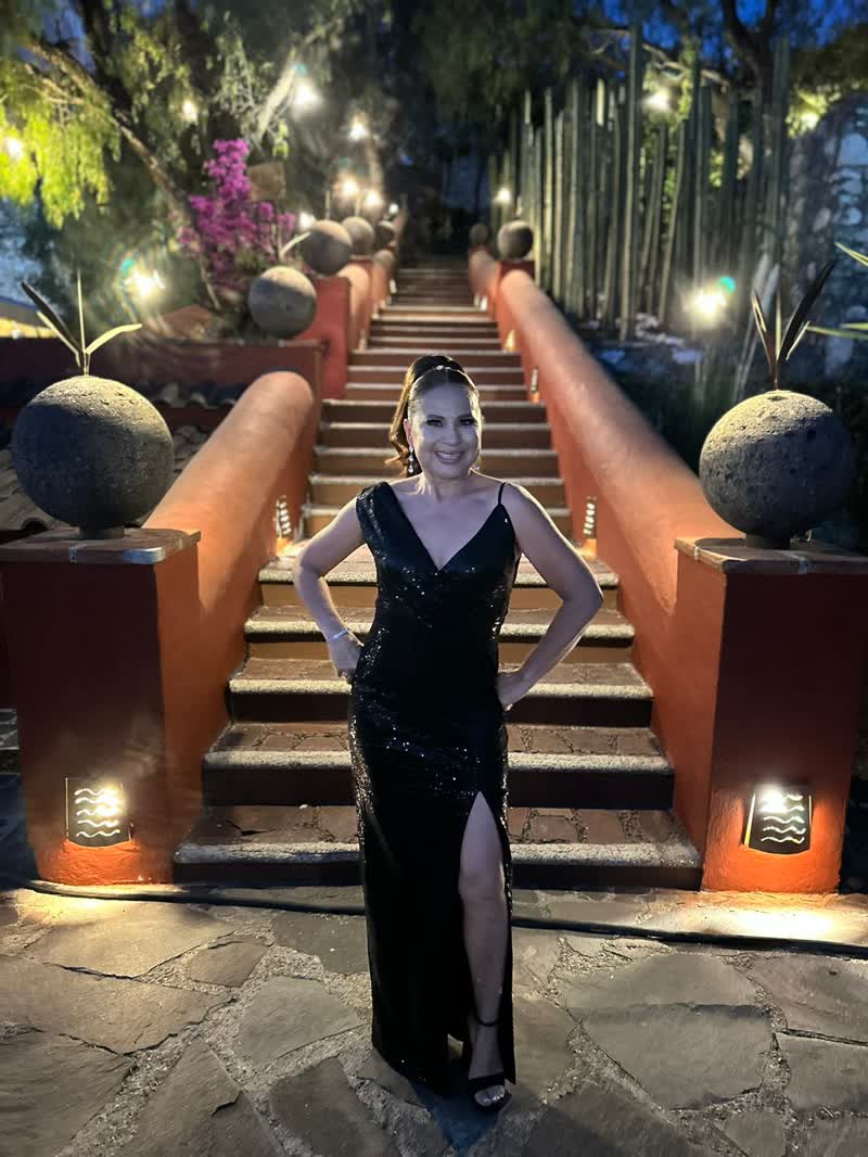 Retrato elegante junto a una escalinata iluminada