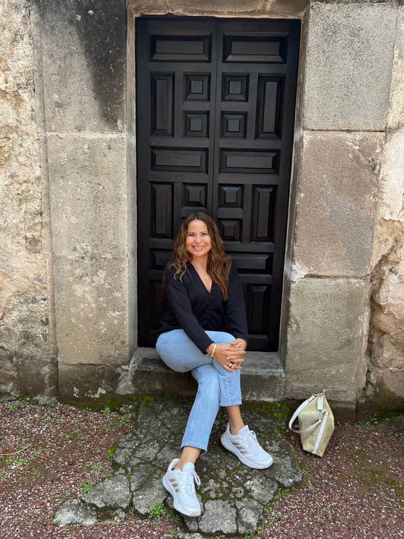 Un recuerdo de viaje frente a una puerta antigua